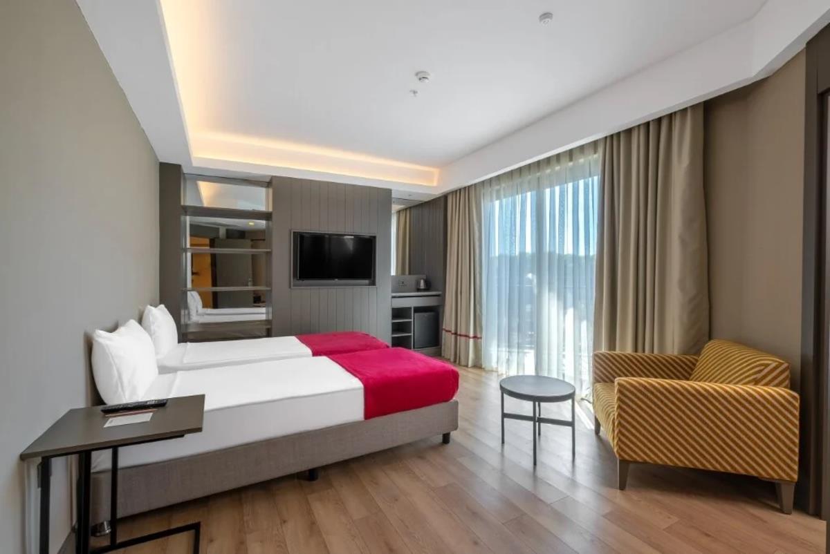 En az 3 yetişkin, En fazla 4 yetişkin veya 3 yetişkin + 1 çocuk.