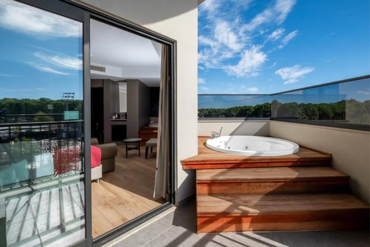 En az 2 yetişkin, En fazla 2 yetişkin + 1 çocuk.