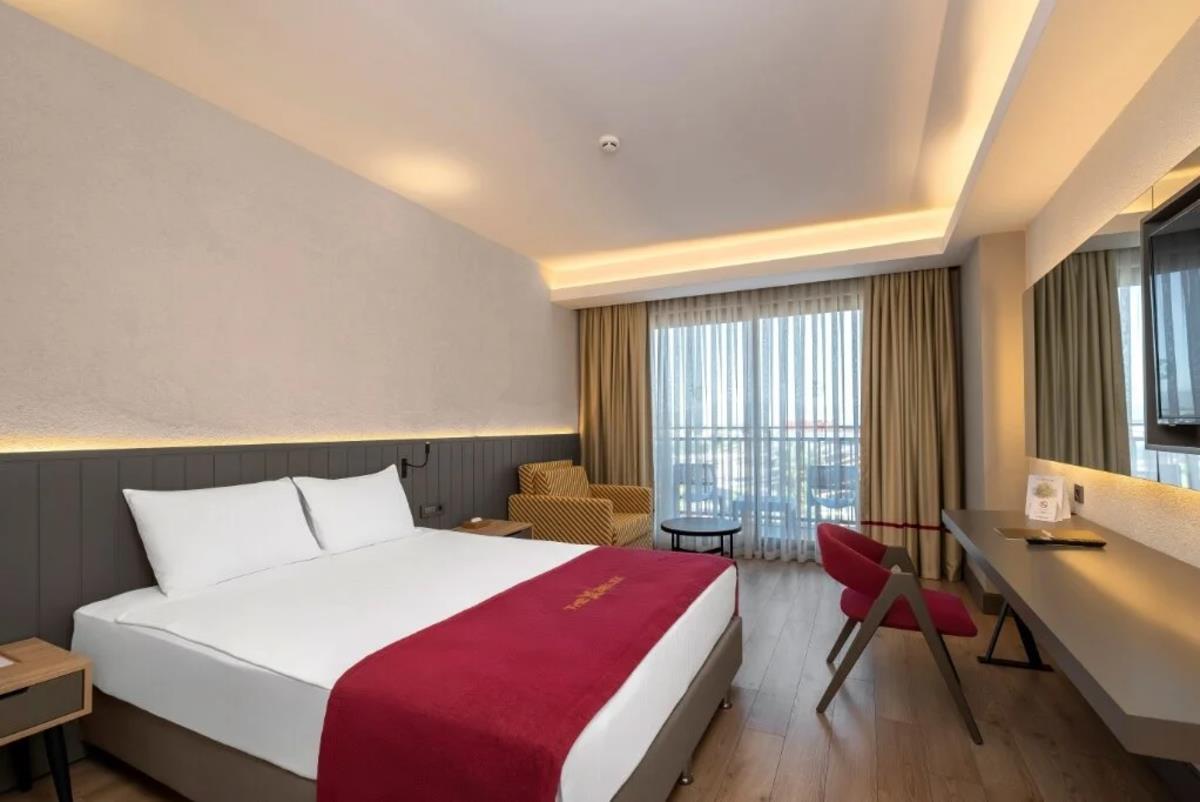 En fazla 2 yetişkin + 1 çocuk + 1 bebek (0-2 yaş) veya 1 yetişkin + 1 çocuk + 1 bebek (0-2 yaş).