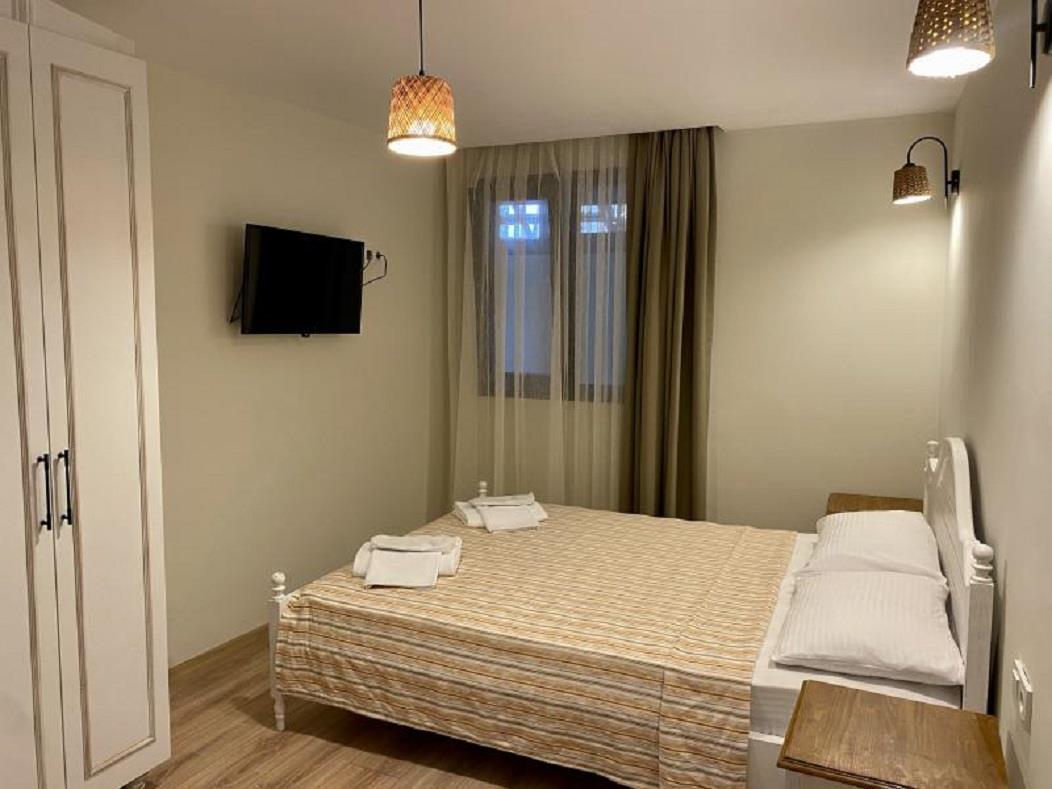 En fazla 3 yetişkin veya 2 yetişkin + 1 çocuk.