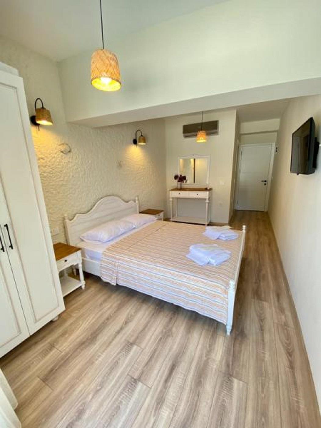 En fazla 3 yetişkin veya 2 yetişkin + 1 çocuk.