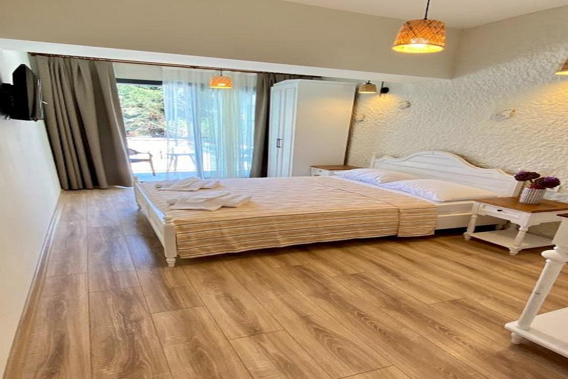 En az 3 yetişkin, En fazla 3 yetişkin + 2 çocuk.