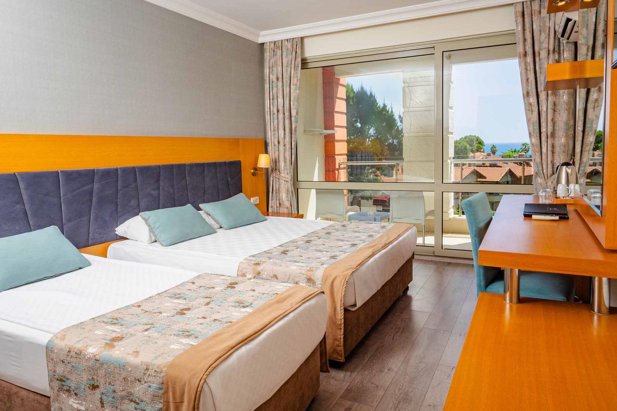 En fazla 3 yetişkin veya 2 yetişkin + 1 çocuk.