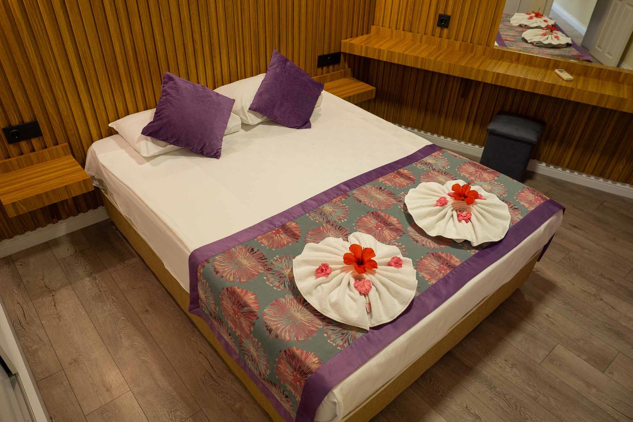 En az 2 yetişkin, En fazla 4 yetişkin veya 3 yetişkin + 1 çocuk.