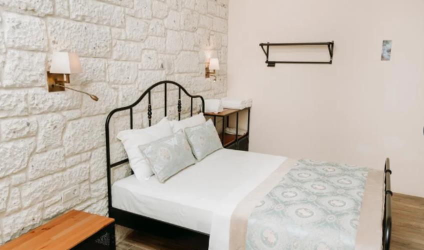 En fazla 3 yetişkin + 1 bebek (0-2 yaş).