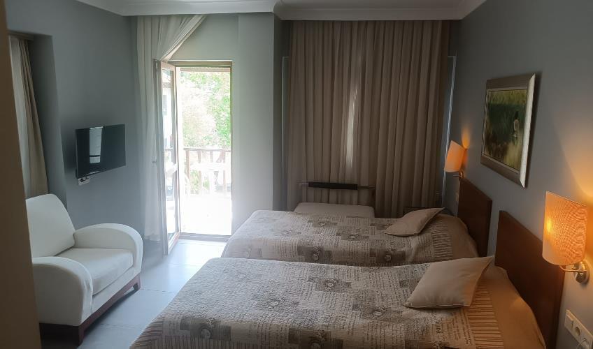 En az 4 yetişkin, En fazla 4 yetişkin + 1 bebek (0-2 yaş).