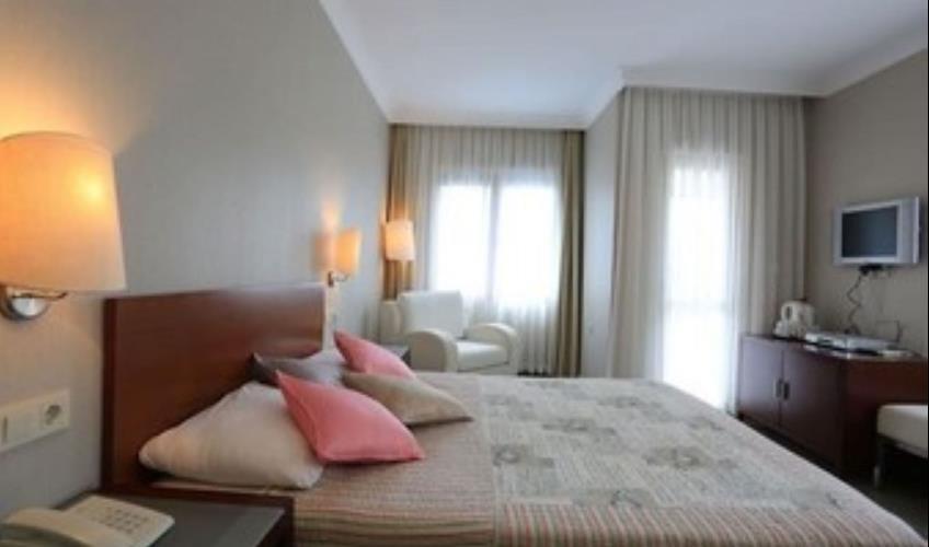 En fazla 2 yetişkin + 1 bebek (0-2 yaş).