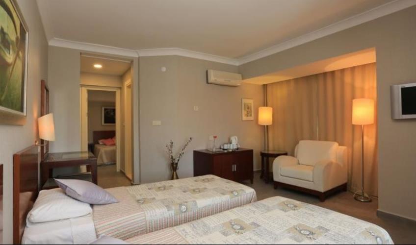 En fazla 3 yetişkin + 1 bebek (0-2 yaş).