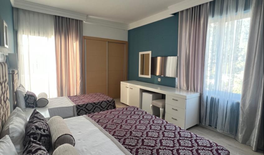 En fazla 3 yetişkin + 1 bebek (0-2 yaş) veya 2 yetişkin + 1 çocuk + 1 bebek (0-2 yaş).