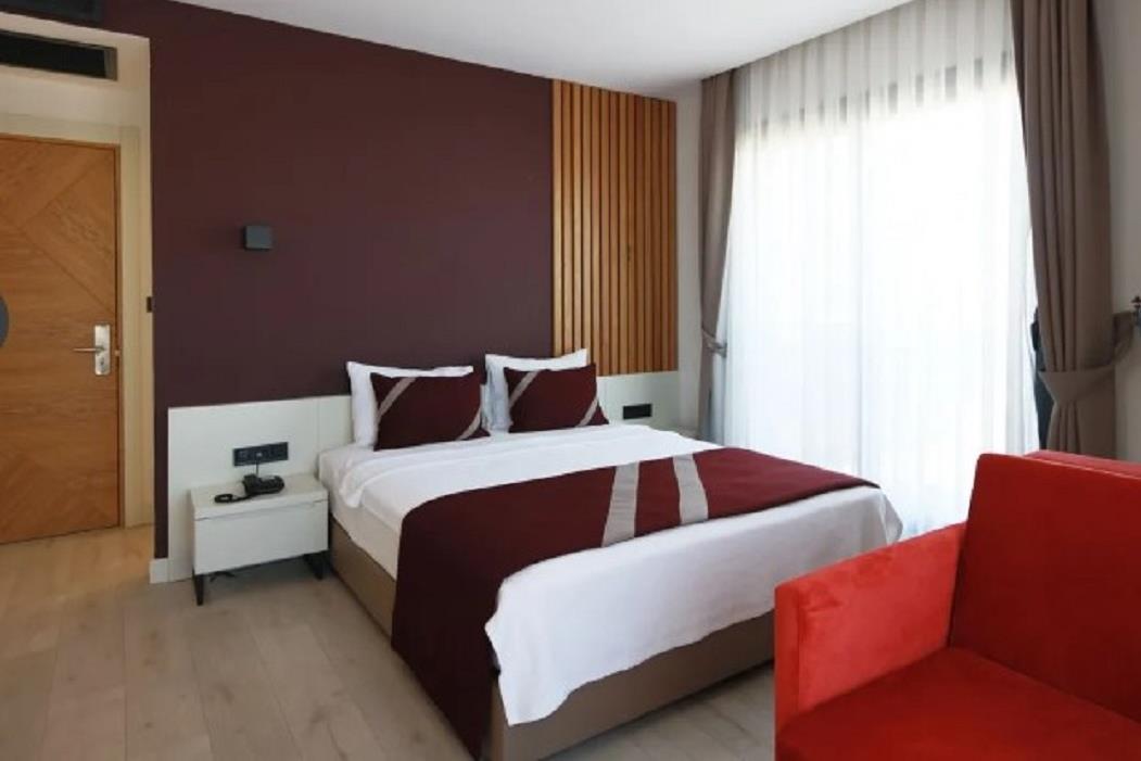 En fazla 3 yetişkin + 1 bebek (0-2 yaş) veya 2 yetişkin + 1 çocuk + 1 bebek (0-2 yaş).