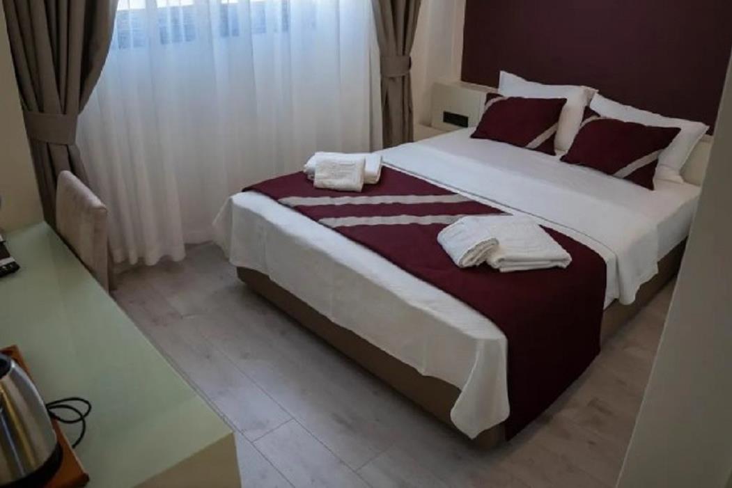 En fazla 2 yetişkin + 1 bebek (0-2 yaş).