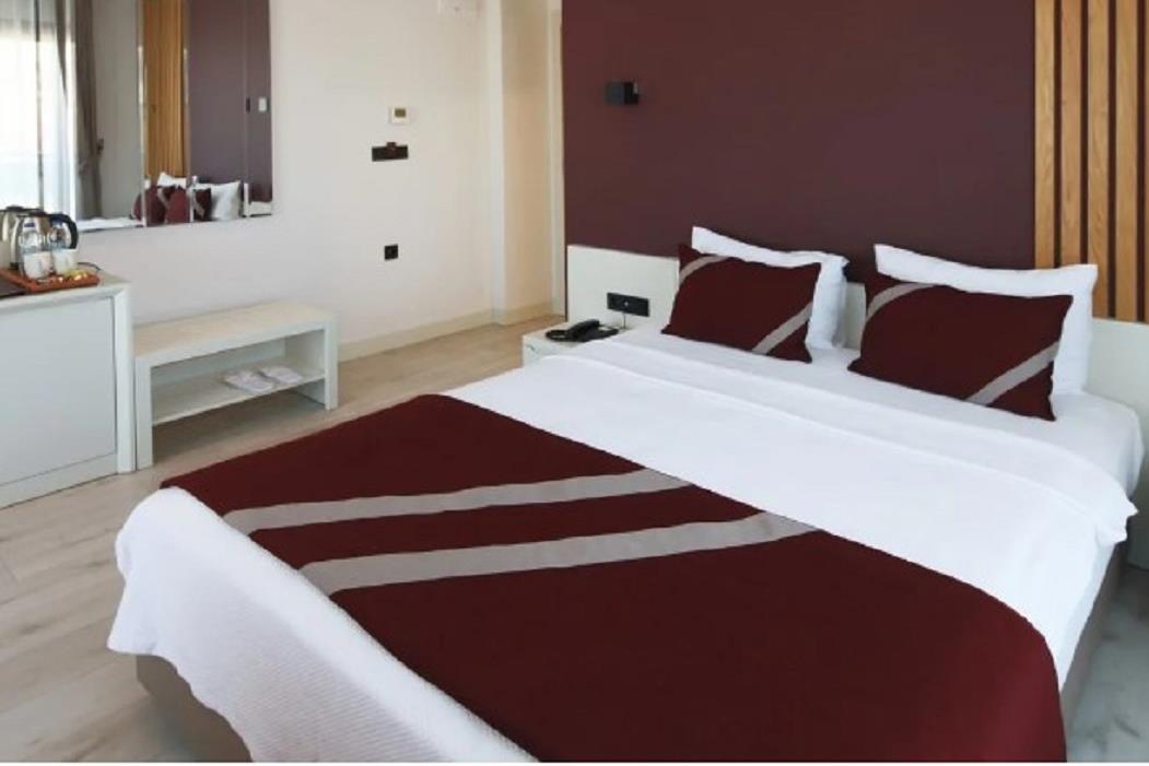 En fazla 2 yetişkin + 1 bebek (0-2 yaş).