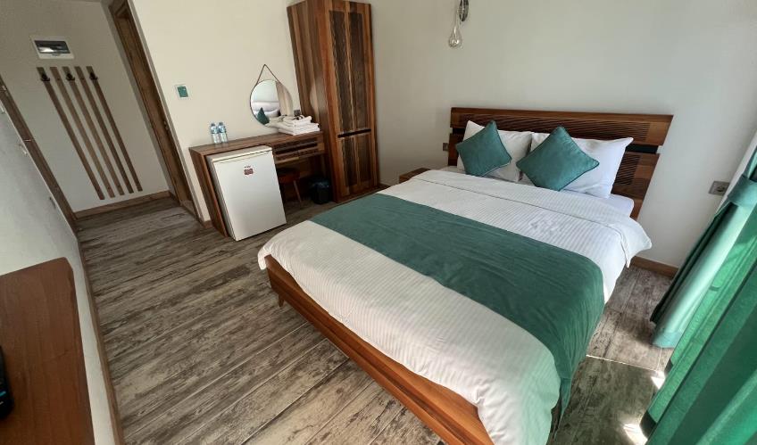 En fazla 2 yetişkin + 1 bebek (0-2 yaş).