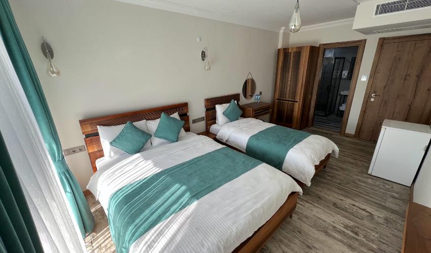 En fazla 3 yetişkin.