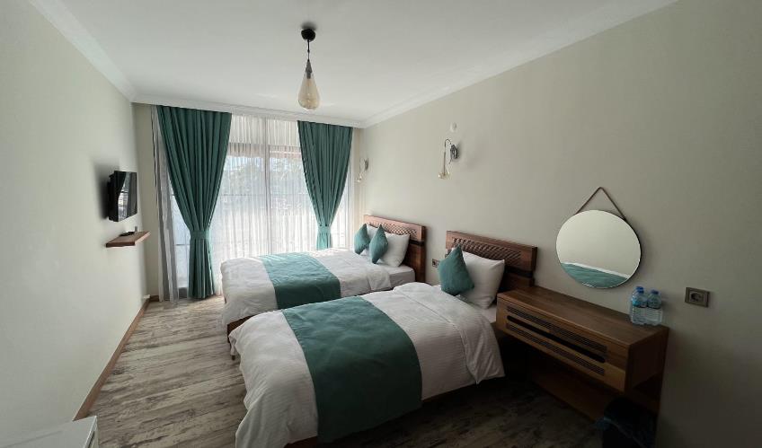 En fazla 2 yetişkin.