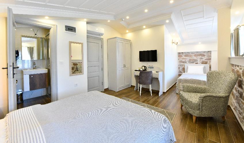 En fazla 3 yetişkin.