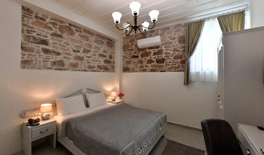 En fazla 2 yetişkin.