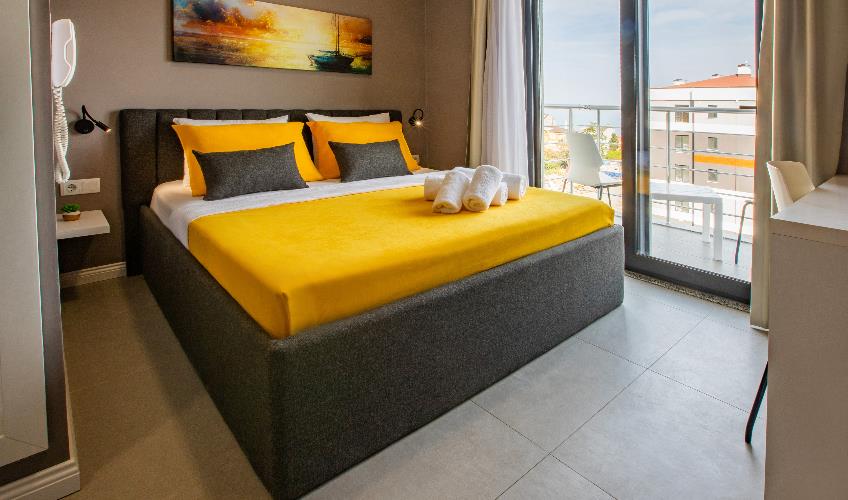 En fazla 2 yetişkin + 1 bebek (0-2 yaş).