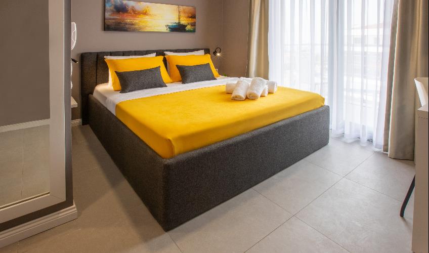 En fazla 2 yetişkin + 1 bebek (0-2 yaş).