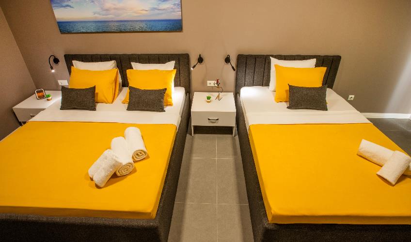 En fazla 4 yetişkin + 1 çocuk veya 3 yetişkin + 1 çocuk.