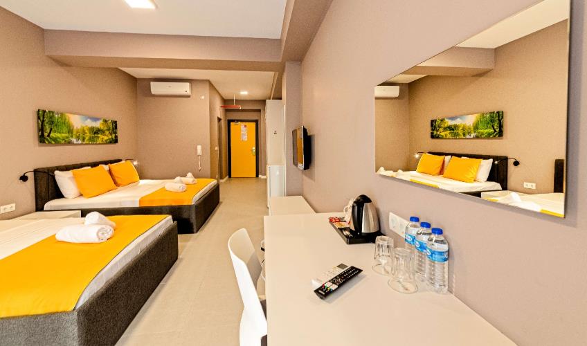 En fazla 4 yetişkin + 2 çocuk veya 3 yetişkin + 2 çocuk.