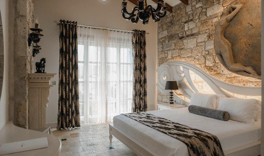 En fazla 3 yetişkin.