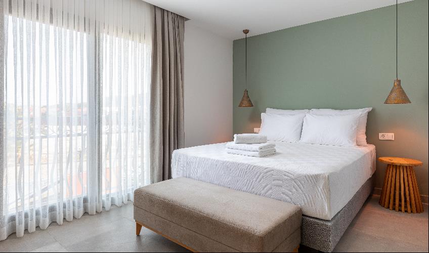 En fazla 3 yetişkin + 1 bebek (0-2 yaş) veya 2 yetişkin + 1 çocuk + 1 bebek (0-2 yaş).