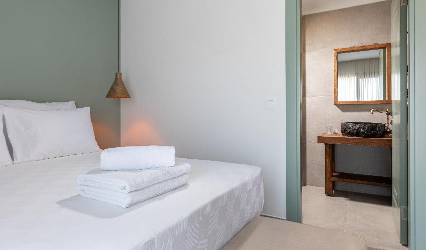 En fazla 2 yetişkin + 1 bebek (0-2 yaş) veya 1 yetişkin + 1 çocuk + 1 bebek (0-2 yaş).