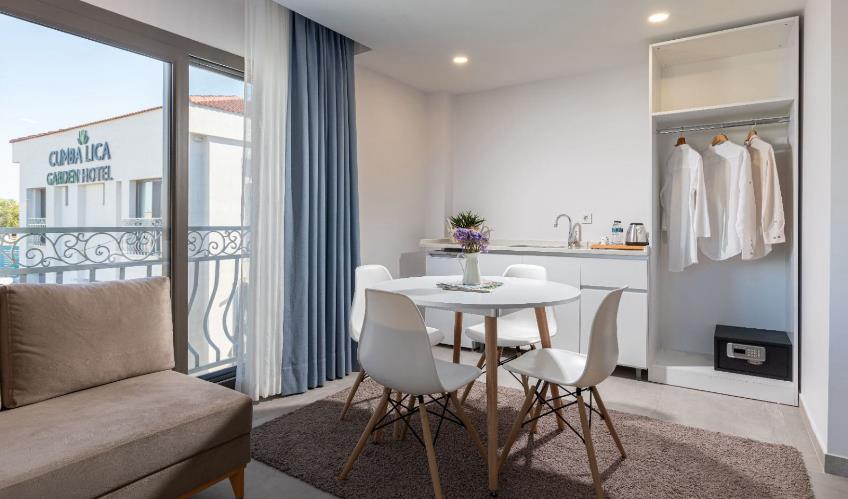 En fazla 4 yetişkin.