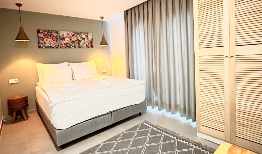 En fazla 4 yetişkin + 1 bebek (0-2 yaş).