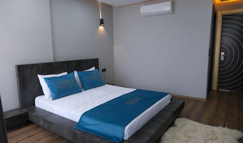 En az 4 yetişkin, En fazla 4 yetişkin.