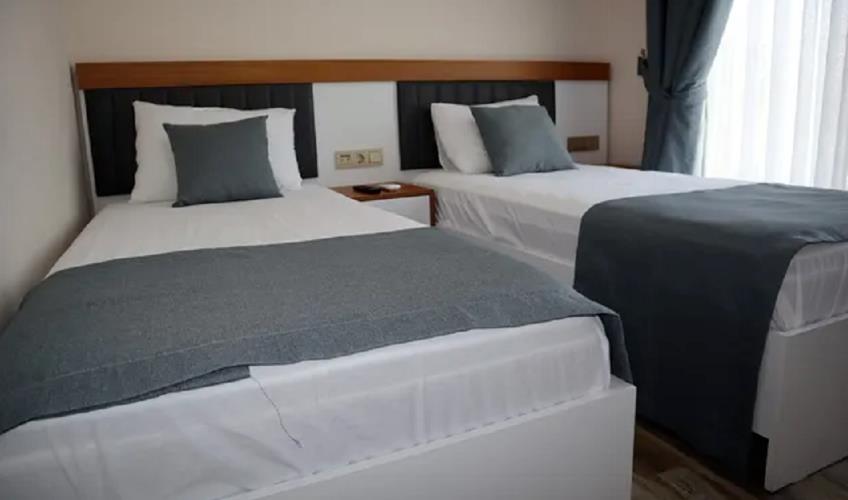 En fazla 2 yetişkin.