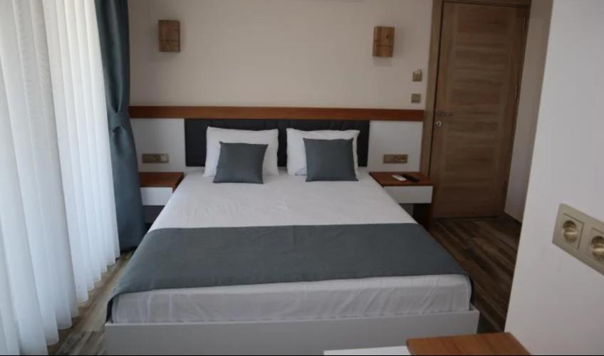 En fazla 2 yetişkin + 1 bebek (0-2 yaş).