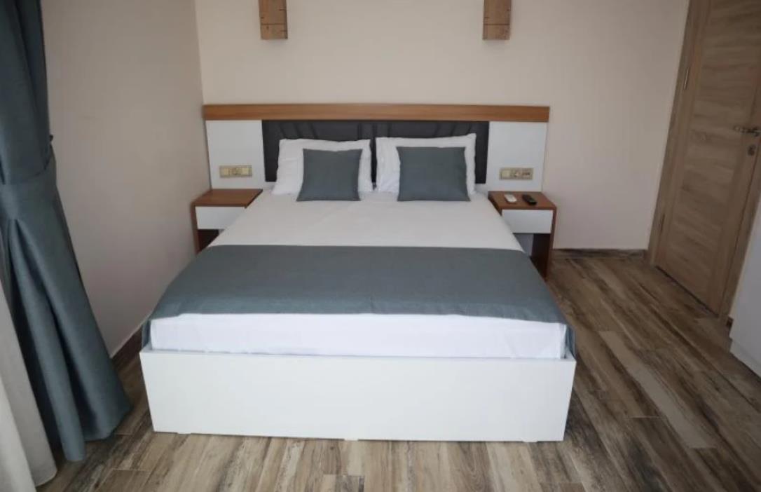 En fazla 2 yetişkin + 1 bebek (0-2 yaş).