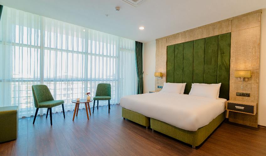 En fazla 3 yetişkin veya 2 yetişkin + 1 çocuk.