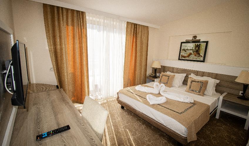 En fazla 2 yetişkin + 1 bebek (0-2 yaş) veya 1 yetişkin + 1 çocuk + 1 bebek (0-2 yaş).