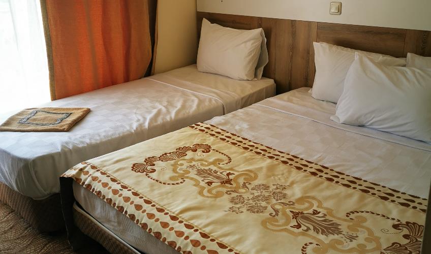 En fazla 3 yetişkin + 1 bebek (0-2 yaş) veya 2 yetişkin + 1 çocuk + 1 bebek (0-2 yaş).