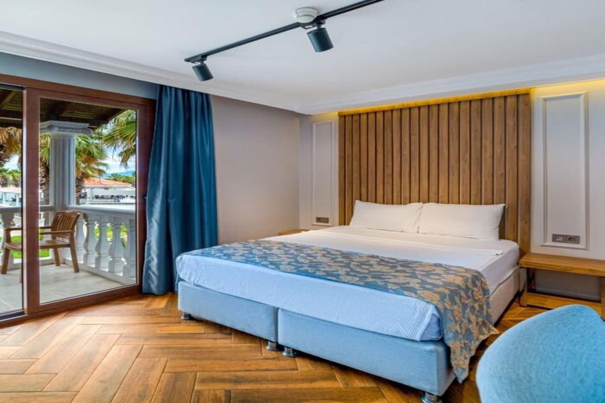 En fazla 3 yetişkin veya 2 yetişkin + 1 çocuk.