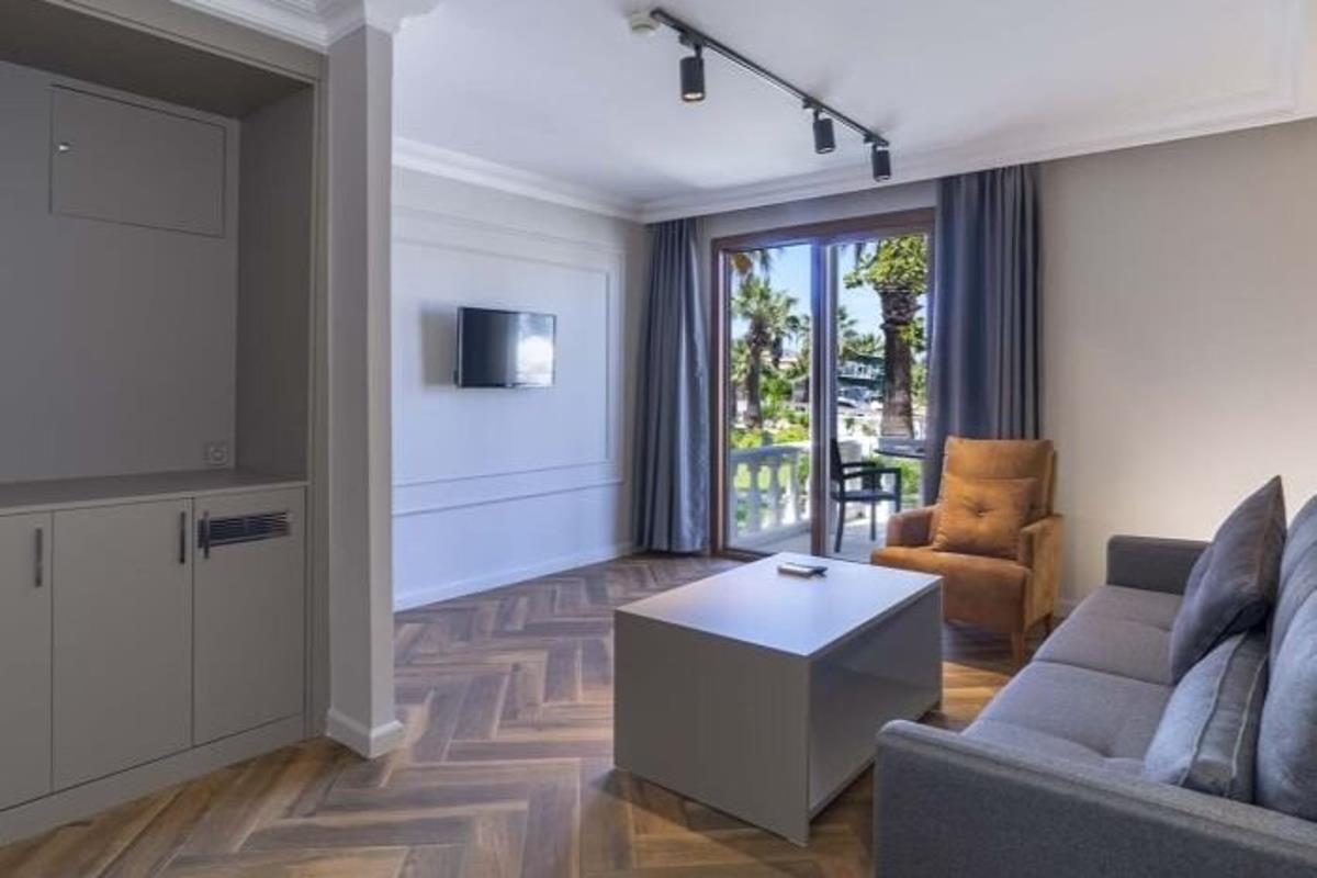 En az 3 yetişkin, En fazla 4 yetişkin veya 3 yetişkin + 1 çocuk.