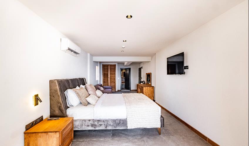 En fazla 4 yetişkin + 1 bebek (0-2 yaş).