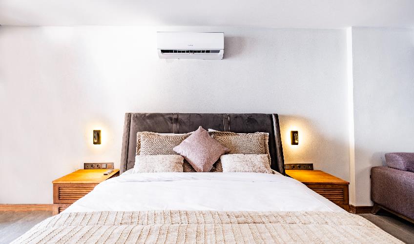 En fazla 2 yetişkin + 1 bebek (0-2 yaş).