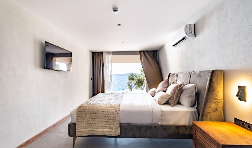 En fazla 2 yetişkin + 1 bebek (0-2 yaş).