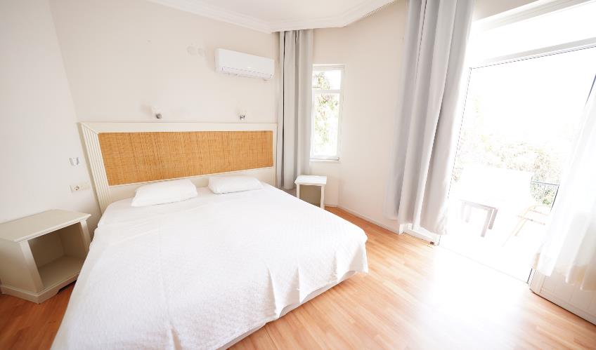 En fazla 3 yetişkin + 1 bebek (0-2 yaş).