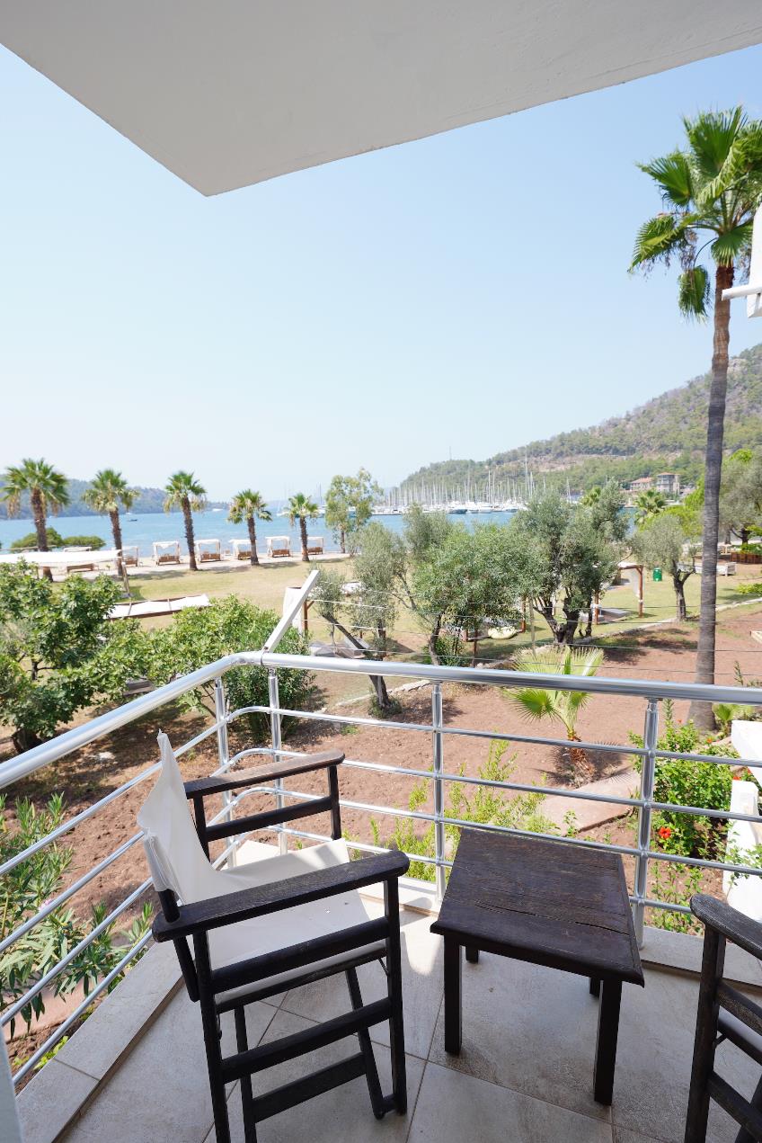 En fazla 2 yetişkin + 1 bebek (0-2 yaş).