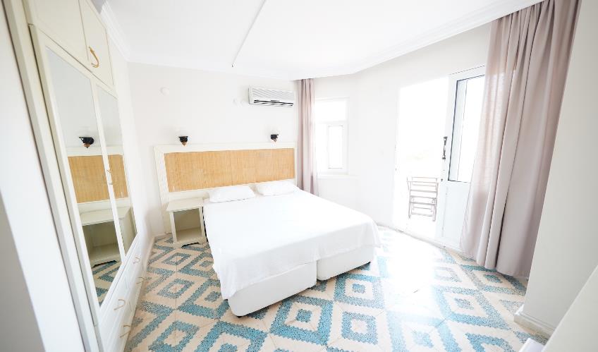 En fazla 2 yetişkin + 1 bebek (0-2 yaş).