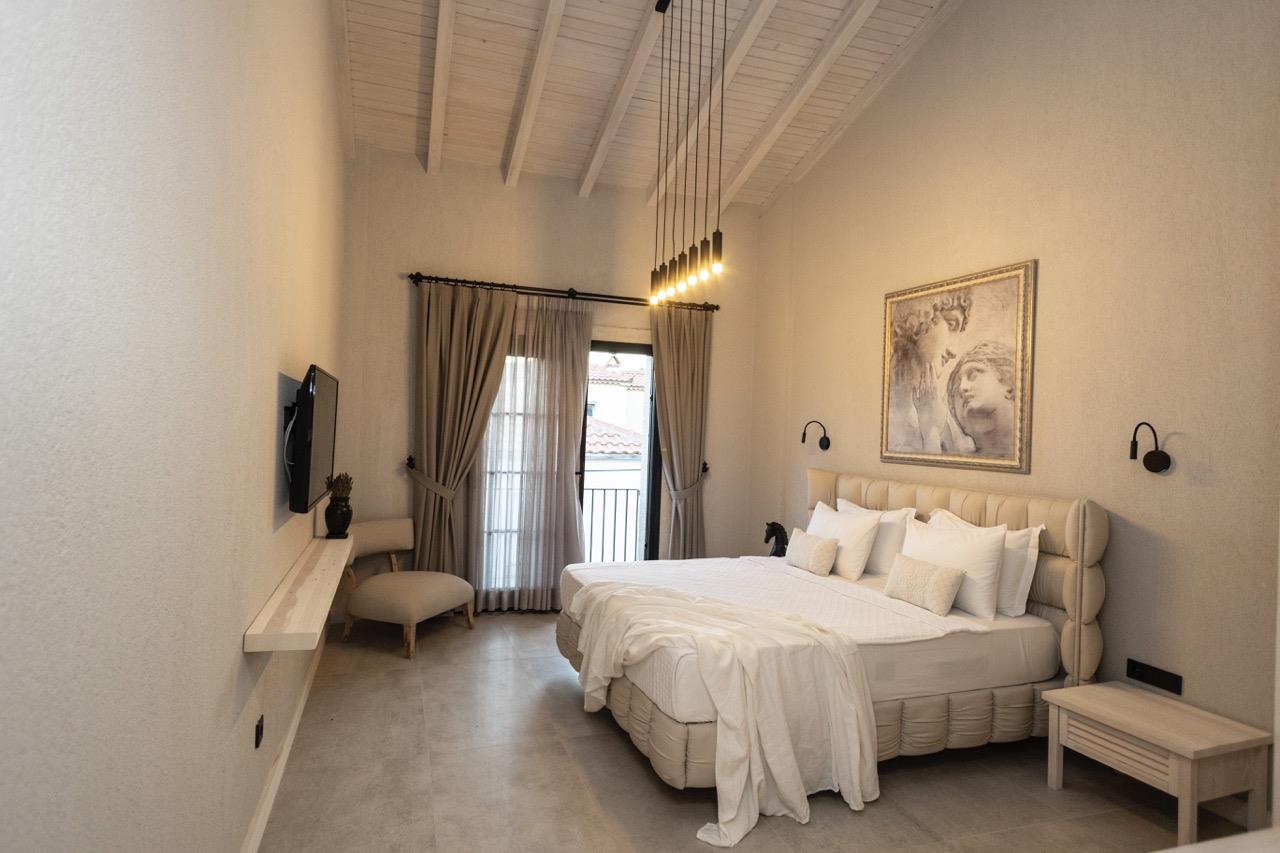 En fazla 2 yetişkin + 1 bebek (0-2 yaş).