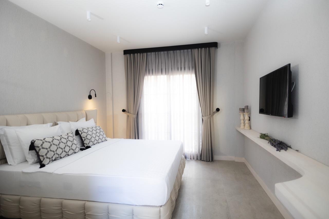 En fazla 2 yetişkin + 1 bebek (0-2 yaş).