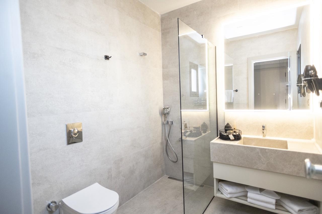 En fazla 4 yetişkin + 1 bebek (0-2 yaş).