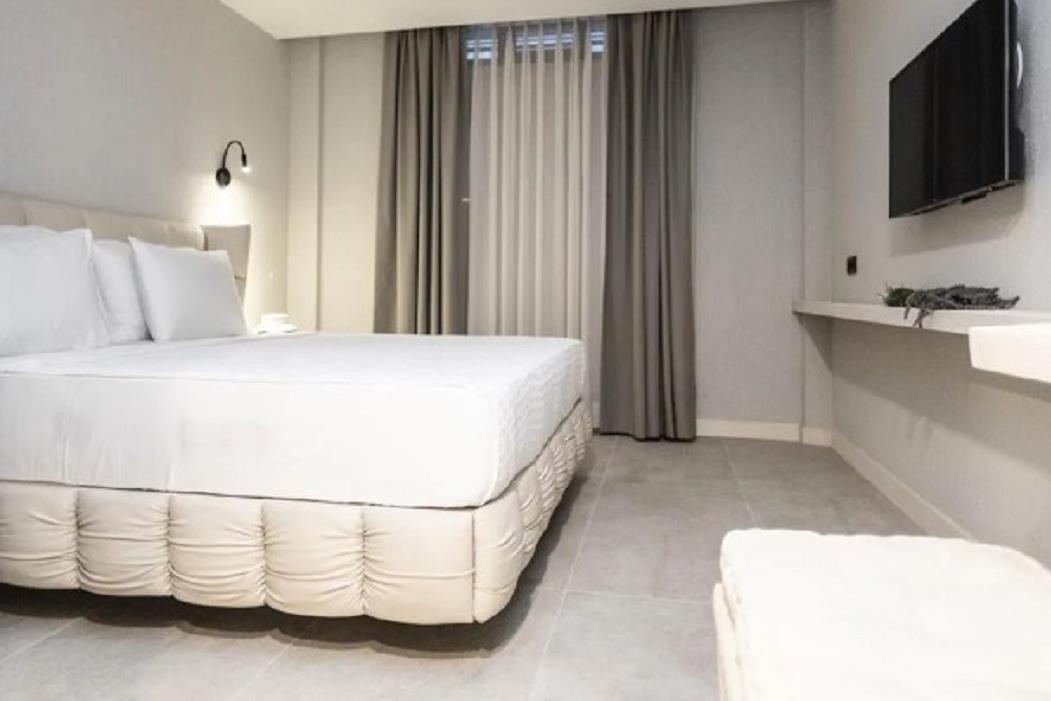 En fazla 2 yetişkin + 1 bebek (0-2 yaş).