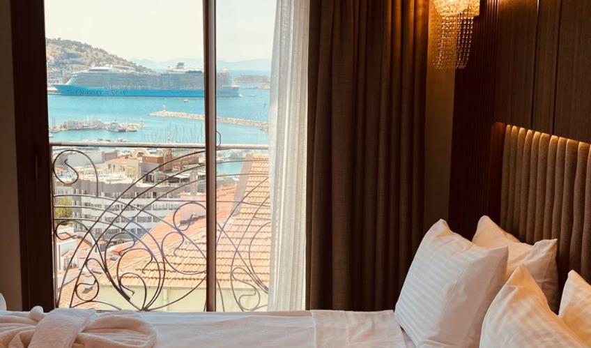 En fazla 2 yetişkin + 1 bebek (0-2 yaş) veya 1 yetişkin + 1 çocuk + 1 bebek (0-2 yaş).